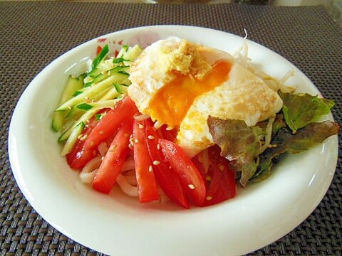 トマトときゅうりとあったか目玉のヘルシーうどん♪